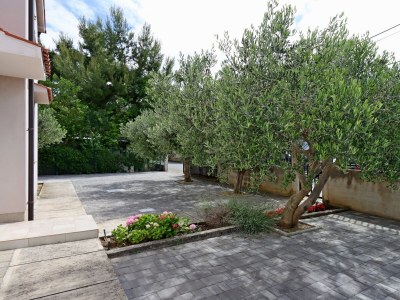 Apartment Two bedroom apartment with terrace Banjol, Rab A-12838-b - Outdoor photo 9