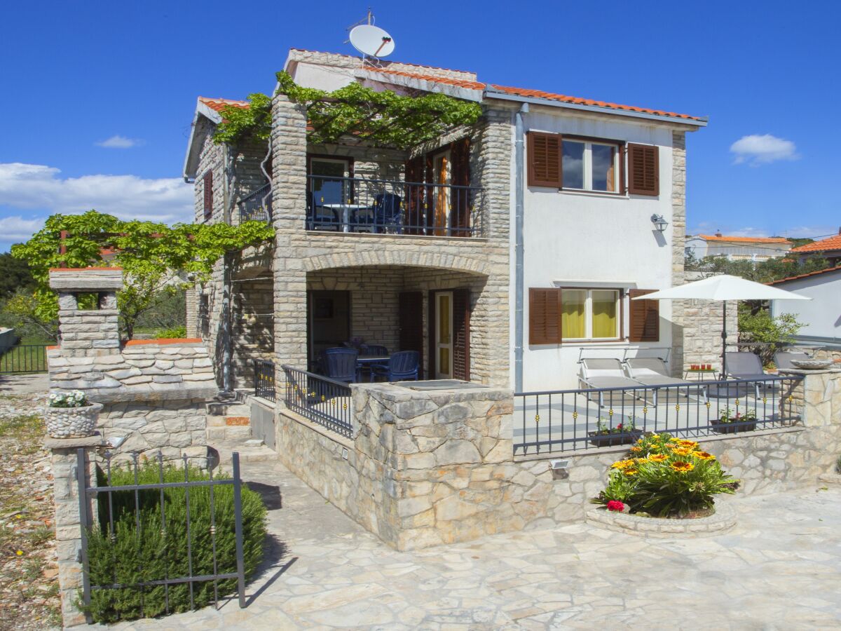 Apartment Two bedroom apartment with terrace and sea view Maslinica, Šolta A-13135-a - Outdoor photo 2