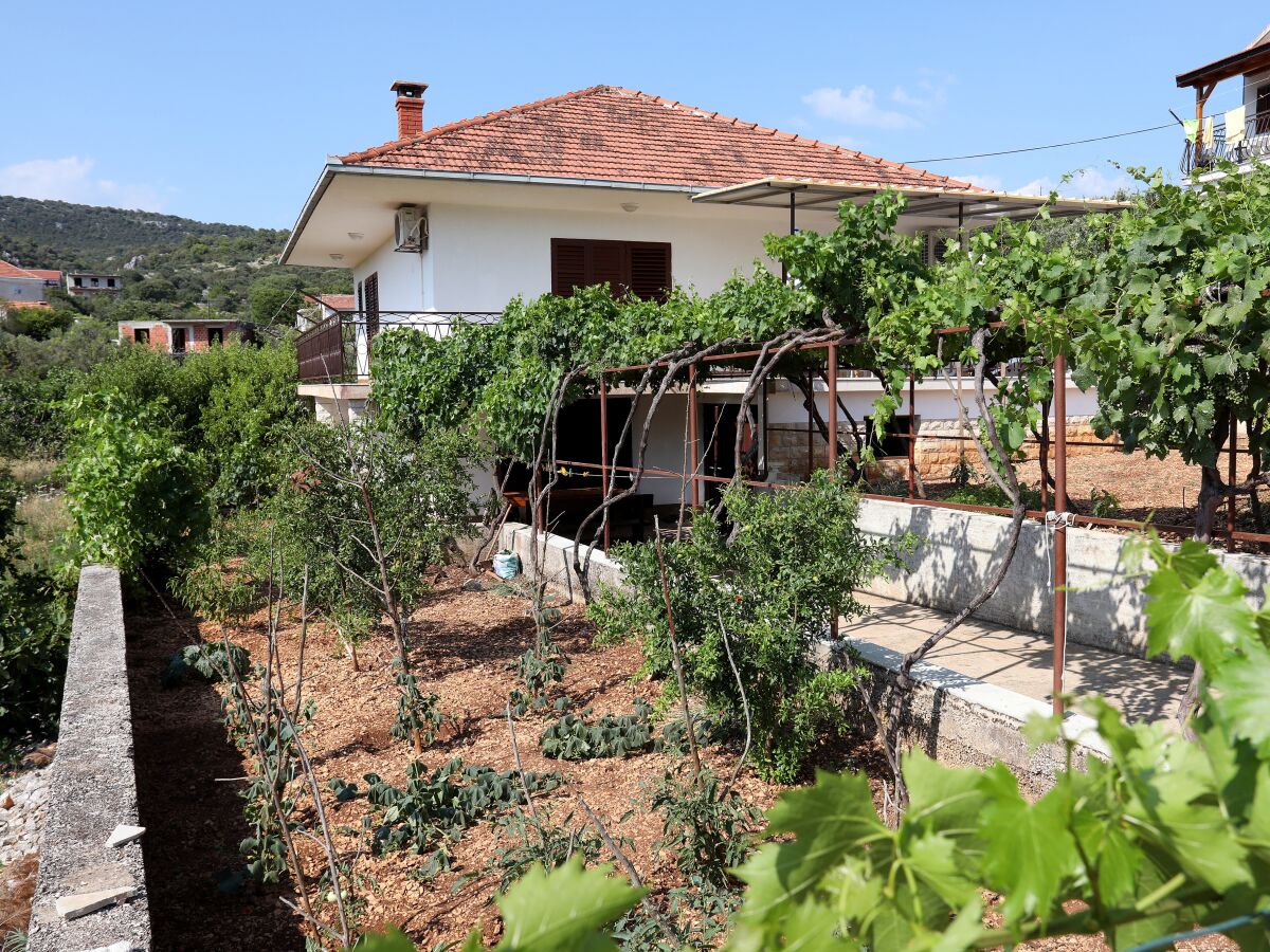 Apartment Two bedroom apartment with terrace and sea view Vinišće, Trogir A-4276-a