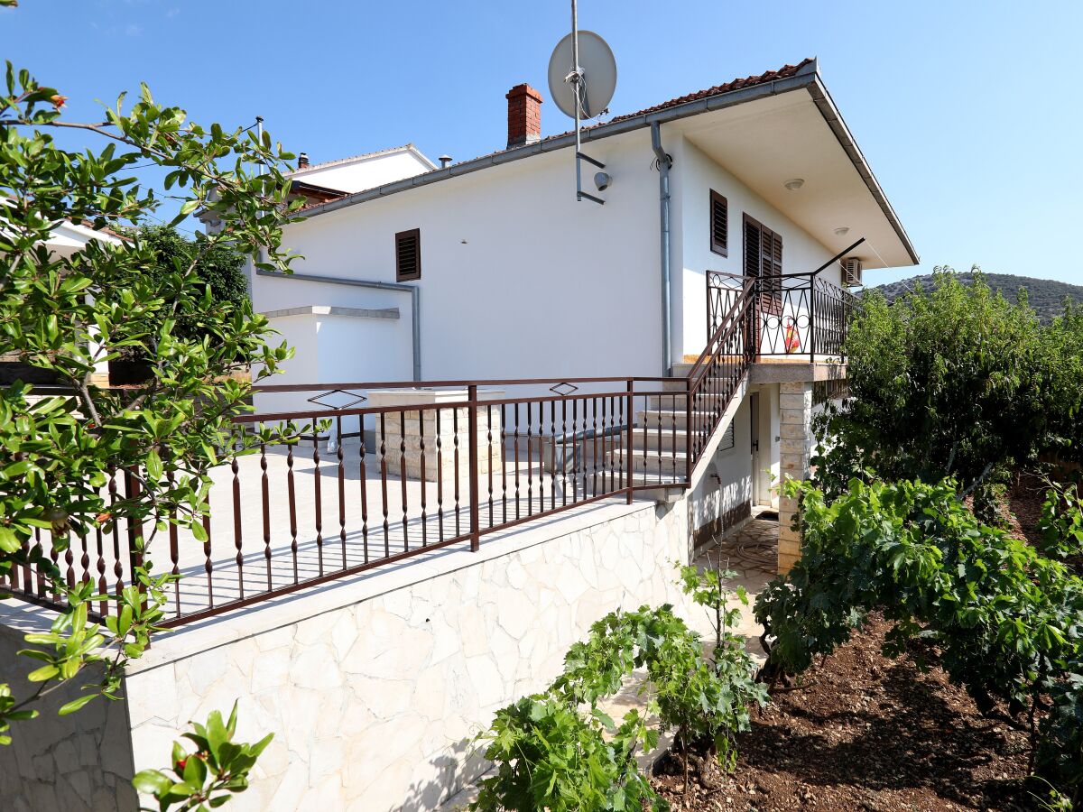 Apartment Two bedroom apartment with terrace and sea view Vinišće, Trogir A-4276-a - Outdoor photo 3