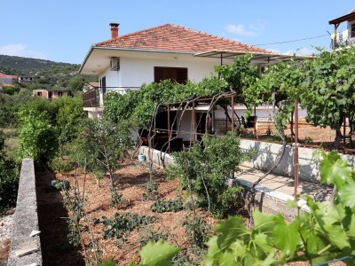 Apartment Two bedroom apartment with terrace and sea view Vinišće, Trogir A-4276-a in Vinišće - Apartment
