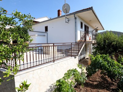 Apartment Two bedroom apartment with terrace and sea view Vinišće, Trogir A-4276-a - Outdoor photo 3