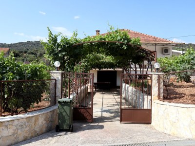 Apartment Two bedroom apartment with terrace and sea view Vinišće, Trogir A-4276-a - Outdoor photo 8