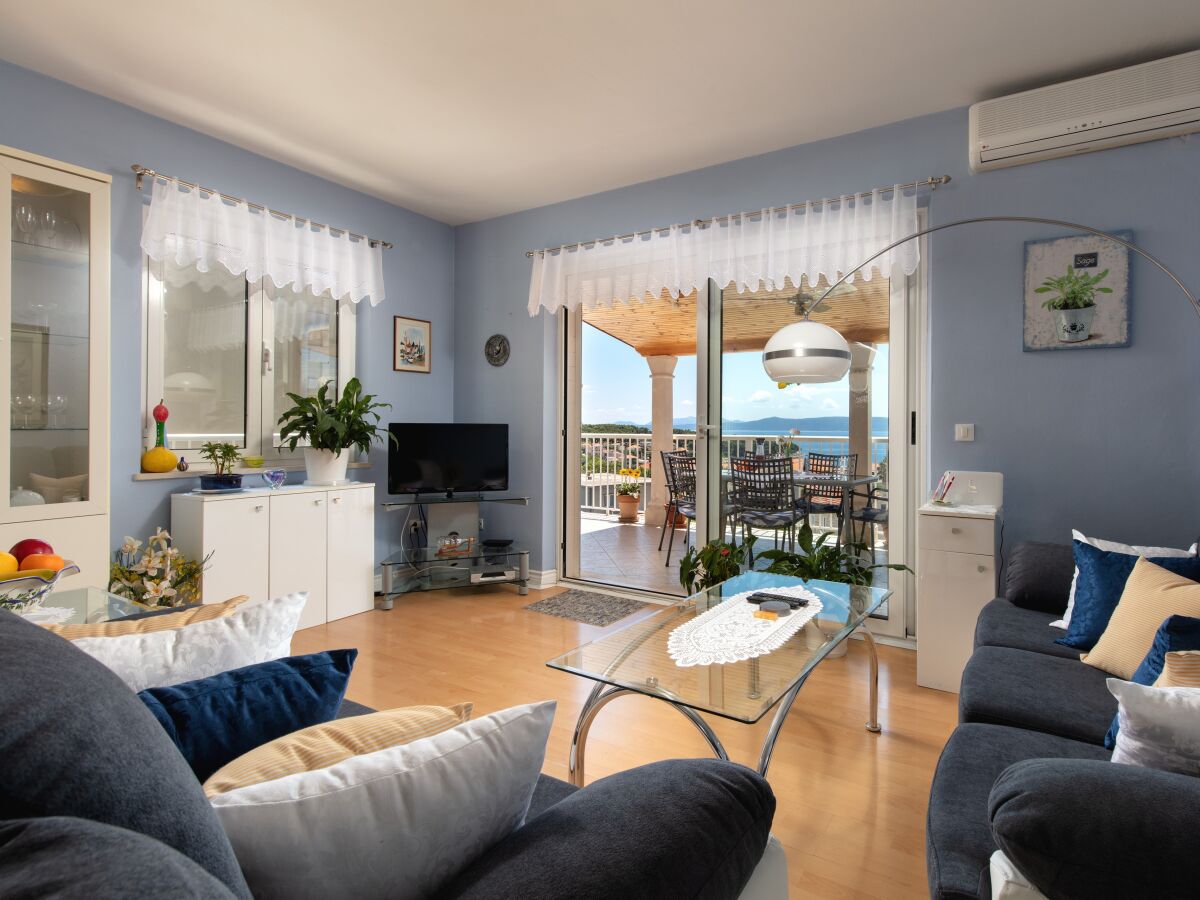 Apartment Three bedroom apartment with terrace and sea view Sumartin, Brač A-2940-d