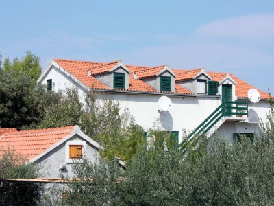 Apartment Three bedroom apartment with terrace Mirca, Brač A-5655-a - Outdoor photo 2