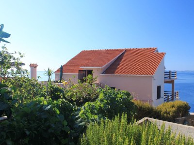 Apartment Two bedroom apartment with terrace and sea view Zavalatica, Korčula A-9137-a - Outdoor photo 2