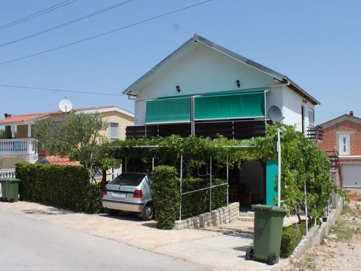 Apartment Three bedroom apartment near beach Tkon, Pašman A-8244-b