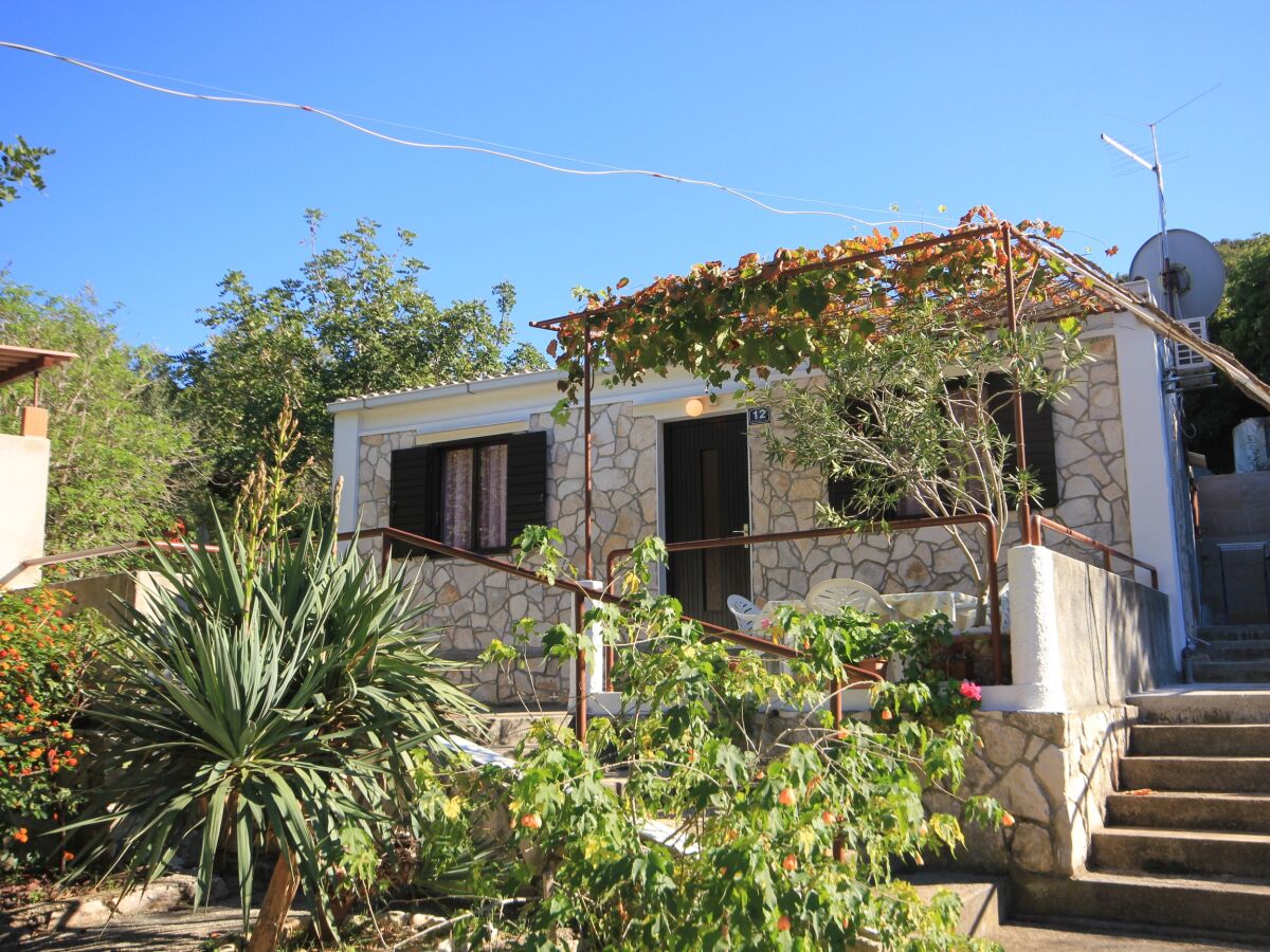 Holiday house One bedroom house with terrace Cove Rogačić, Vis K-8889