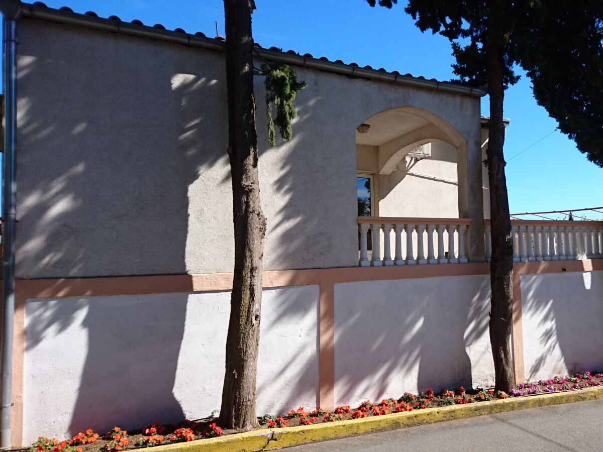 Apartment Two bedroom apartment with terrace Sveti Filip i Jakov, Biograd A-13225-a