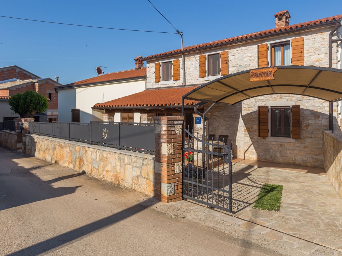 Apartment Two bedroom apartment with terrace Tar, Poreč A-13245-a