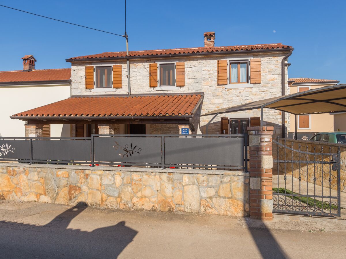 Apartment Two bedroom apartment with terrace Tar, Poreč A-13245-a - Outdoor photo 2