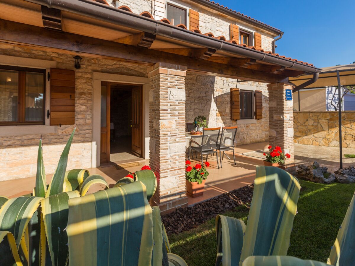 Apartment Two bedroom apartment with terrace Tar, Poreč A-13245-a - Outdoor photo 5