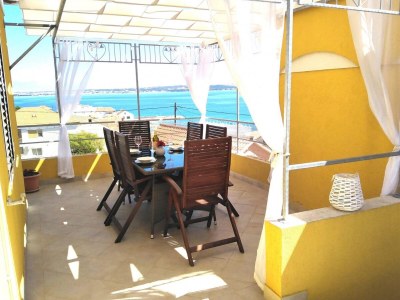 Apartment Two bedroom apartment with terrace and sea view Kali, Ugljan A-14679-a in Kali - Apartment