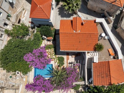 Holiday house Three bedroom house with terrace and sea view Sutivan, Brač K-16300 - Outdoor photo 3