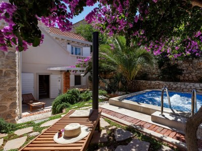 Holiday house Three bedroom house with terrace and sea view Sutivan, Brač K-16300 - Outdoor photo 8