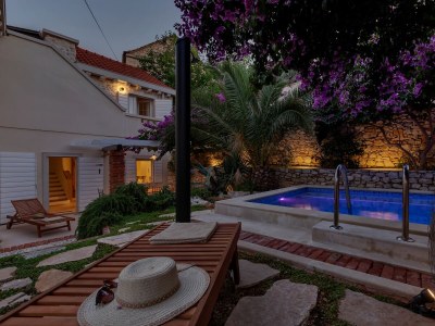 Holiday house Three bedroom house with terrace and sea view Sutivan, Brač K-16300 - Outdoor photo 16