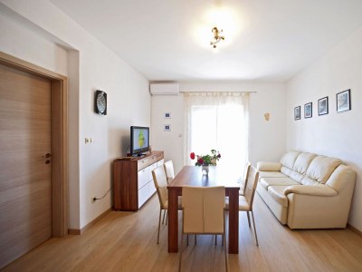 Apartment Two bedroom apartment with balcony Gornje selo, Šolta A-15545-a in Grohote - Apartment