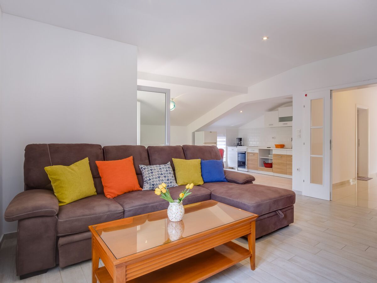 Apartment Three bedroom apartment with terrace Mali Lošinj, Lošinj A-16019-a