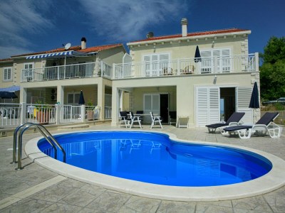 Holiday house Four-bedroom house with terrace and sea view Sumartin, Brač K-16842 - Outdoor photo 2