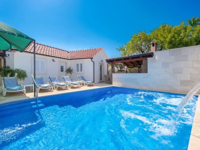 Holiday house Three bedroom house with balcony and sea view Škrip, Brač K-17345 - Outdoor photo 3