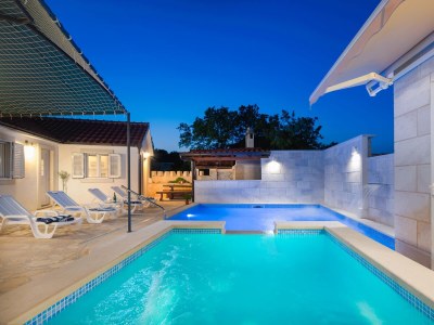 Holiday house Three bedroom house with balcony and sea view Škrip, Brač K-17345 - Outdoor photo 8