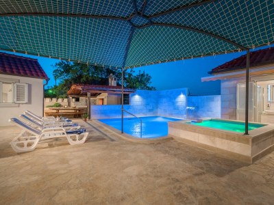 Holiday house Three bedroom house with balcony and sea view Škrip, Brač K-17345 - Outdoor photo 9