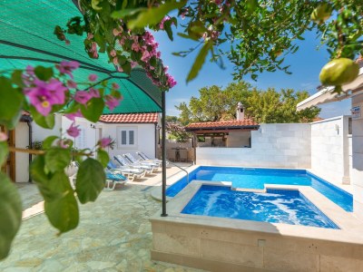 Holiday house Three bedroom house with balcony and sea view Škrip, Brač K-17345 - Outdoor photo 10