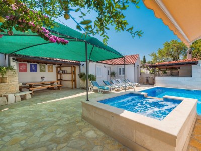 Holiday house Three bedroom house with balcony and sea view Škrip, Brač K-17345 - Outdoor photo 12