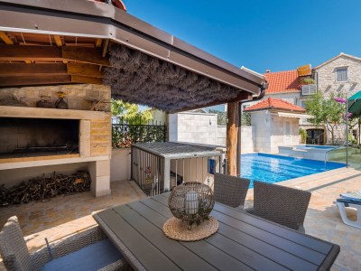 Holiday house Three bedroom house with balcony and sea view Škrip, Brač K-17345 - Outdoor photo 17