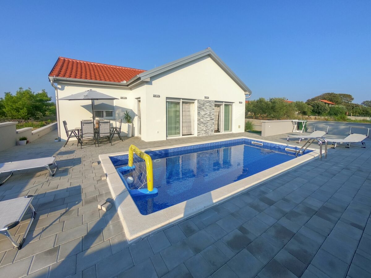 Villa Three bedroom house with terrace Privlaka, Zadar K-18508