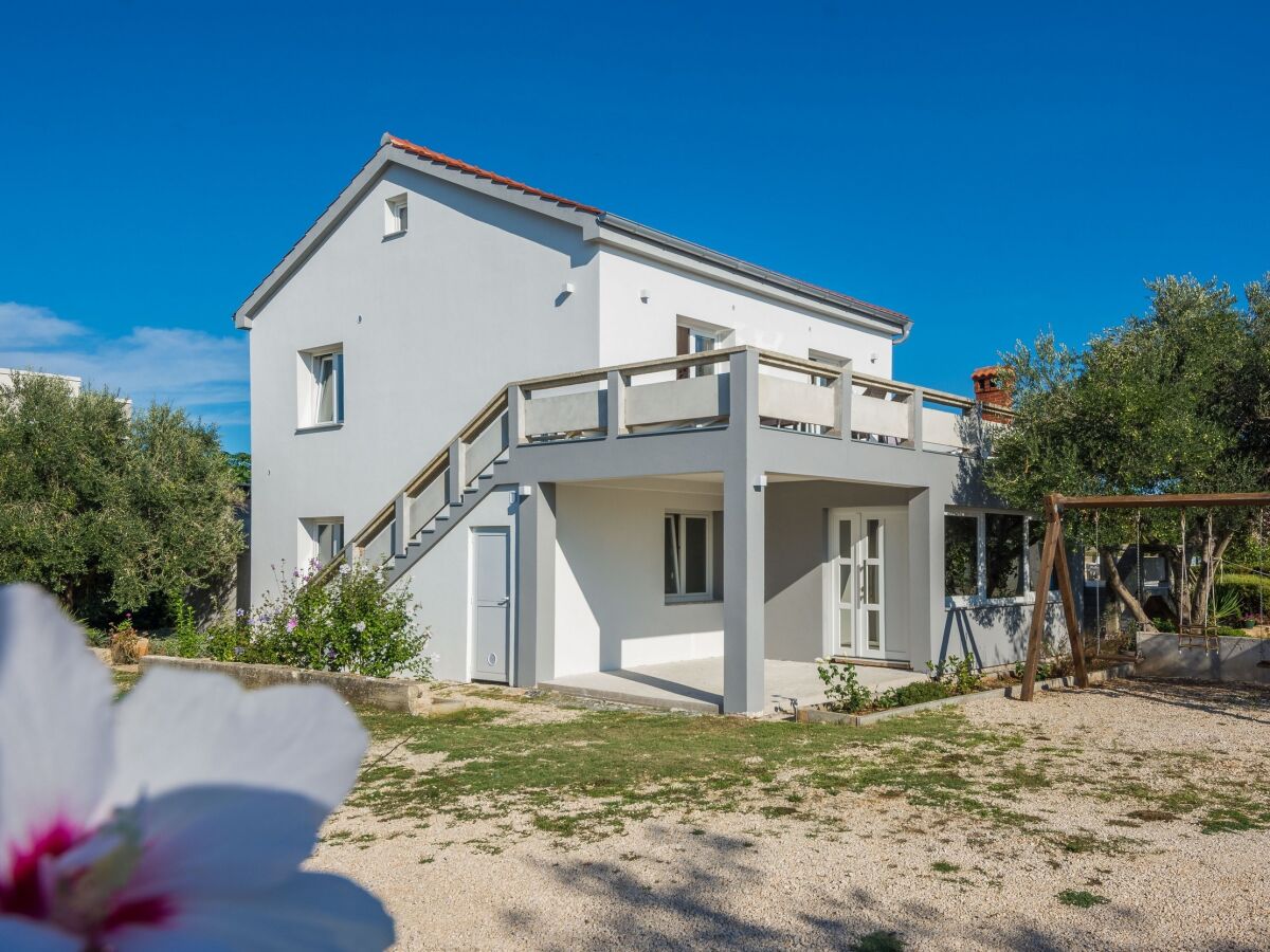 Apartment Three bedroom apartment with terrace Vir A-18532-a