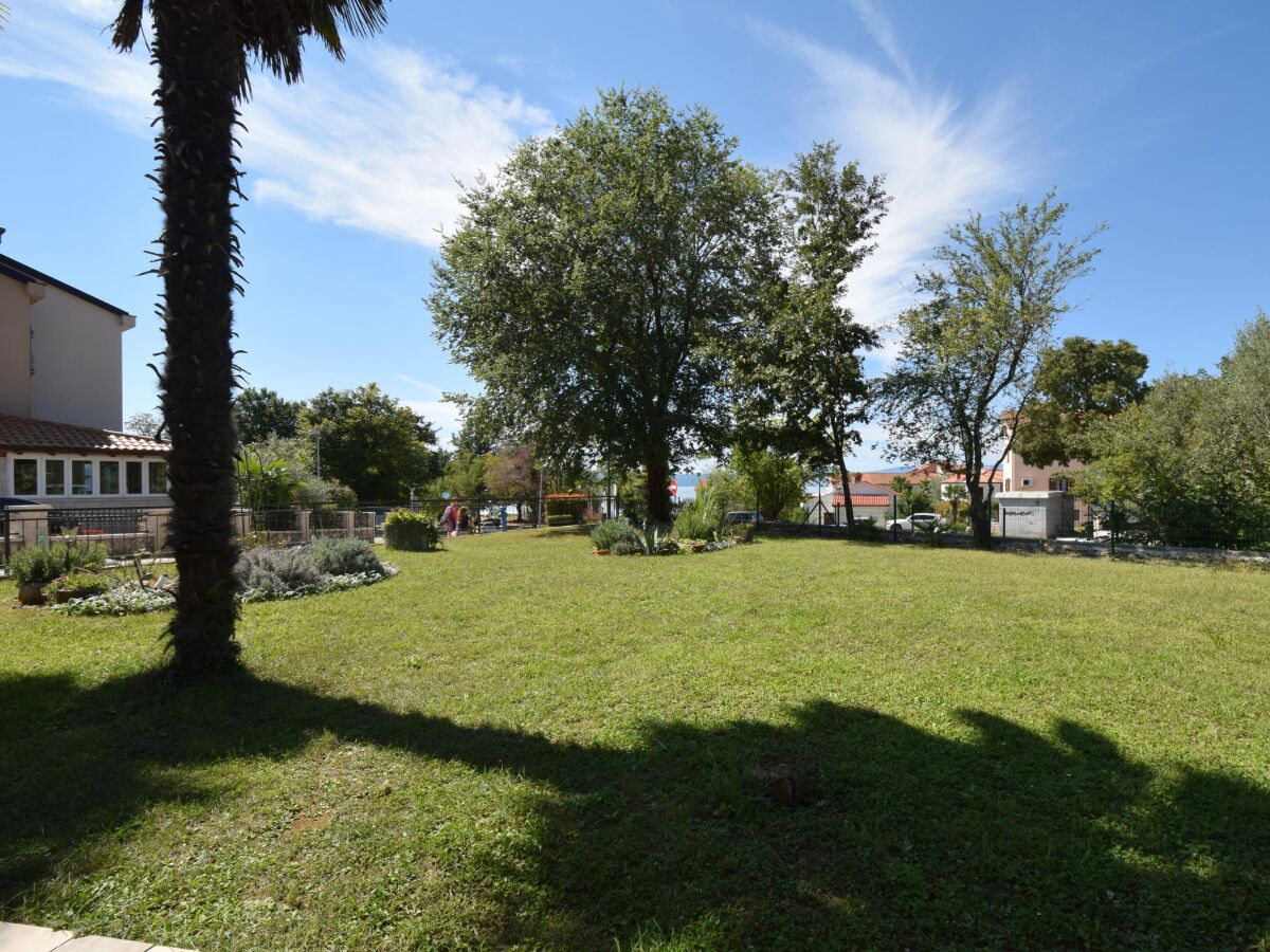 Apartment Three bedroom apartment with terrace Njivice, Krk A-20468-a