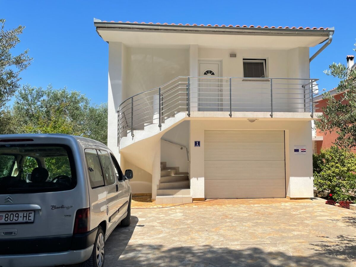 Apartment Two bedroom apartment with terrace and sea view Tkon, Pašman A-19914-a