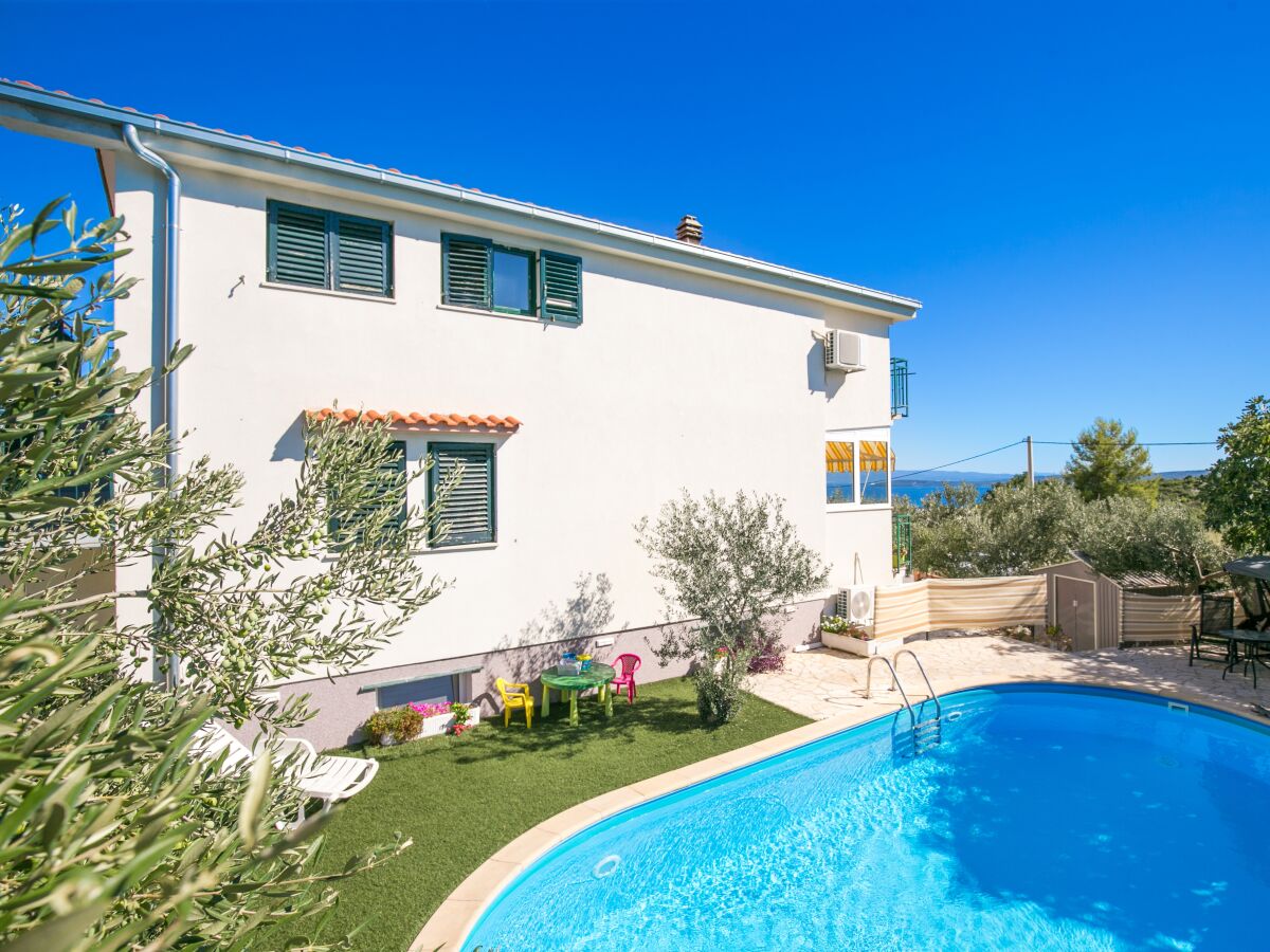 Apartment Comfortable and spacious apartment with terrace and sea view Kaštel Novi, Kaštela A-22569-a