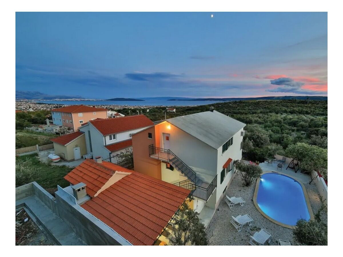 Apartment Comfortable and spacious apartment with terrace and sea view Kaštel Novi, Kaštela A-22569-a - Outdoor photo 5