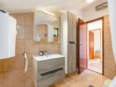 Apartment Comfortable and spacious apartment with terrace and sea view Kaštel Novi, Kaštela A-22569-a - Outdoor photo 53