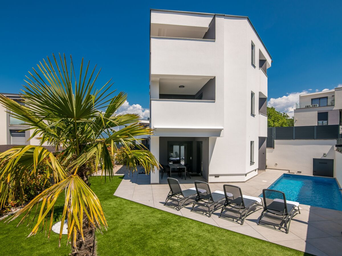 Apartment Two bedroom apartment with terrace Njivice, Krk A-22806-a