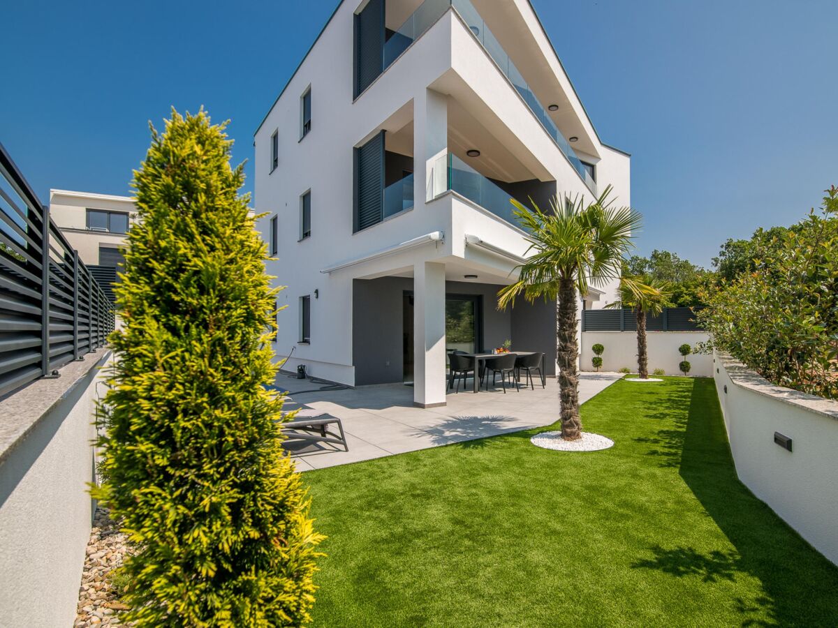 Apartment Two bedroom apartment with terrace Njivice, Krk A-21811-a