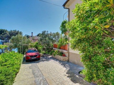 Apartment Three bedroom apartment with balcony and sea view Martinšćica, Cres A-23222-a - Outdoor photo 13