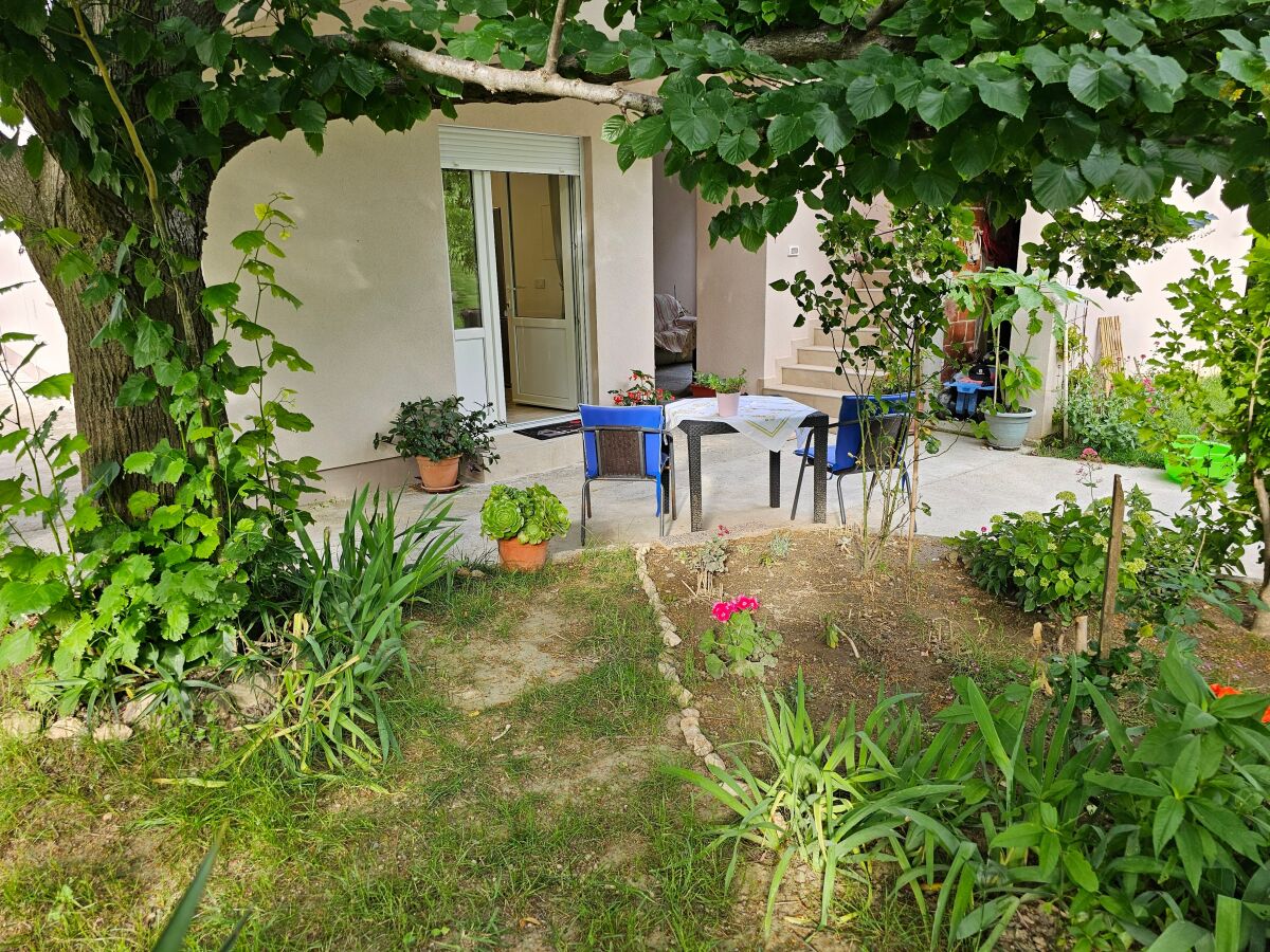 Apartment One bedroom apartment with terrace Mundanije, Rab A-23315-a