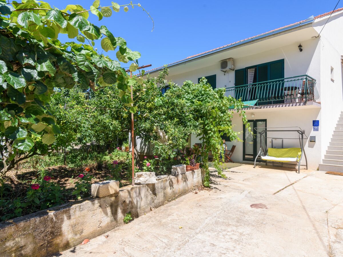 Apartment Two bedroom apartment with balcony Marina, Trogir A-14258-a