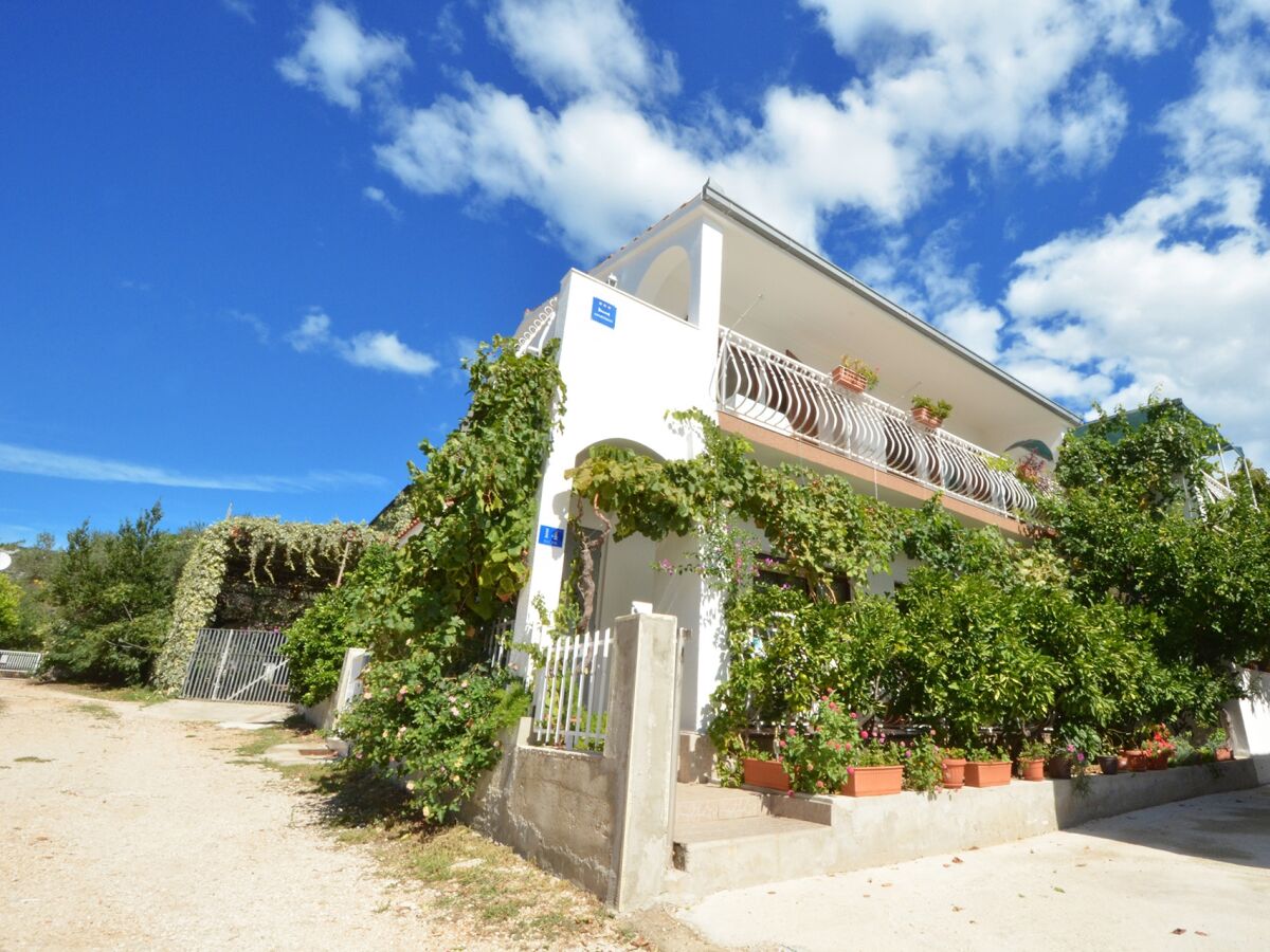 Apartment Two bedroom apartment near beach Vinišće, Trogir A-16485-a