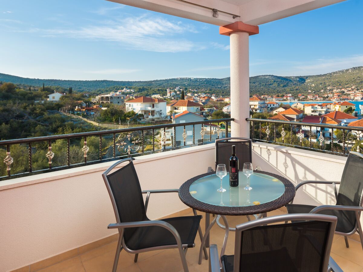 Apartment Two bedroom apartment with terrace and sea view Vinišće, Trogir A-16928-c