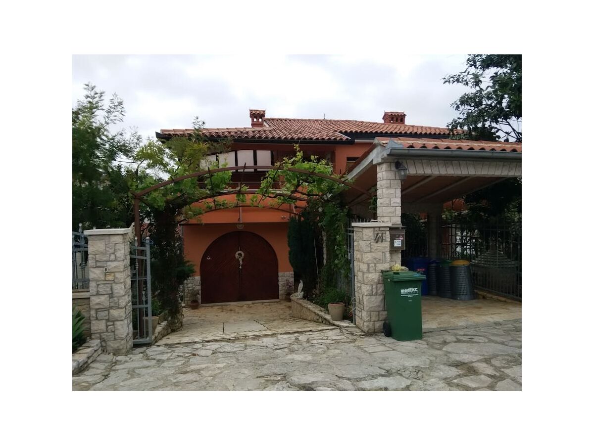 Apartment One bedroom apartment with terrace Banjole, Pula A-17398-c