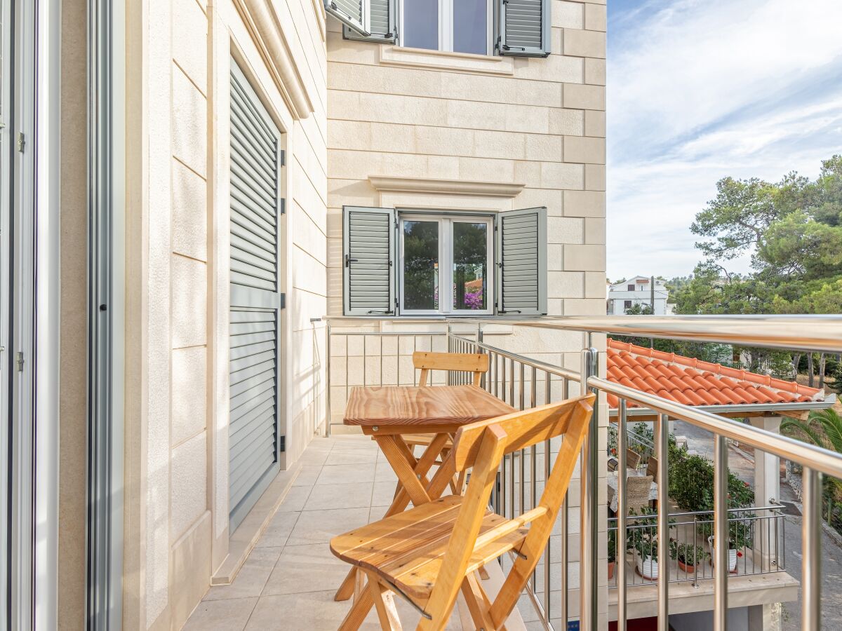 Apartment Three bedroom apartment with balcony and sea view Sutivan, Brač A-15665-a