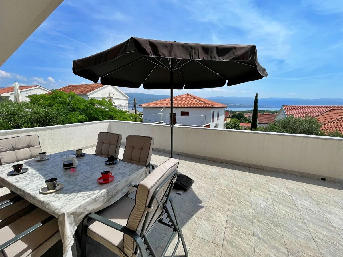 Apartment Three bedroom apartment with terrace and sea view Šilo, Krk A-18757-b