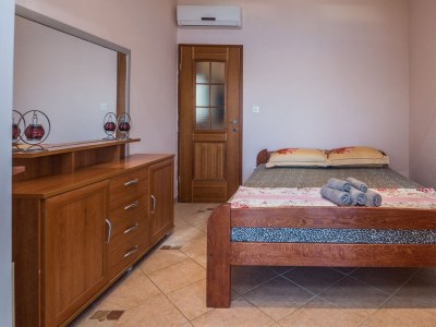 Apartment Two bedroom apartment near beach Vir - Kozjak, Vir A-19117-b - Outdoor photo 11