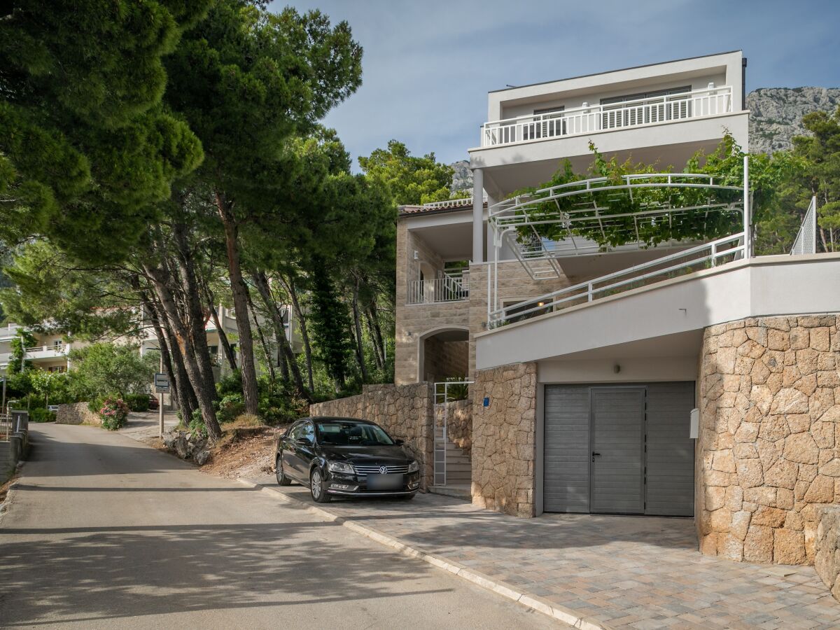 Apartment Two bedroom apartment with balcony and sea view Brela, Makarska A-19345-c