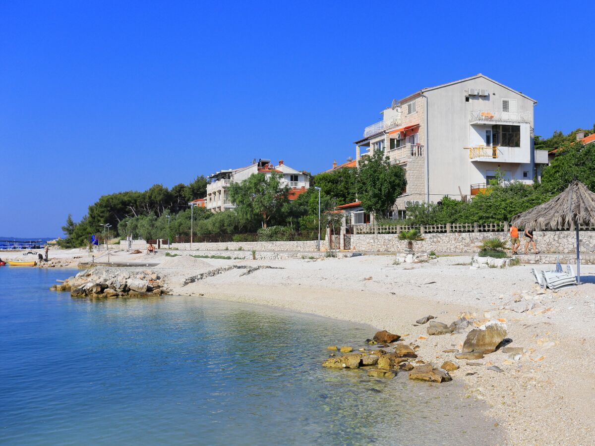 Apartment Two bedroom apartment near beach Seget Donji, Trogir A-19351-b