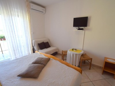 Apartment Studio flat with balcony and sea view Malinska, Krk AS-19381-c - Outdoor photo 10